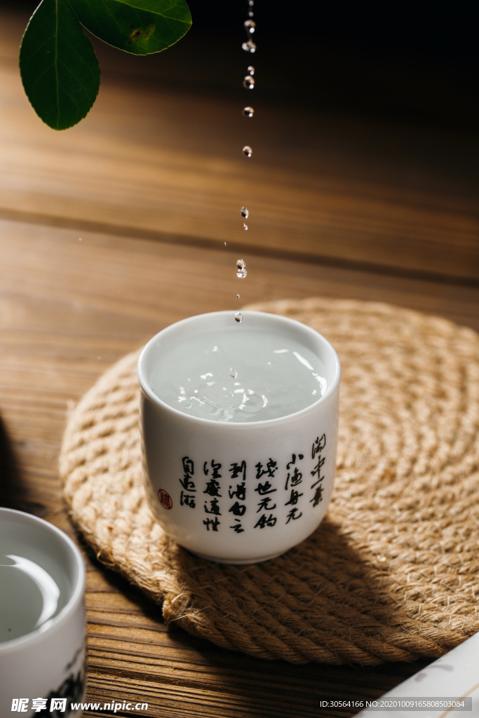 白酒酒杯瓷杯背景海报素材
