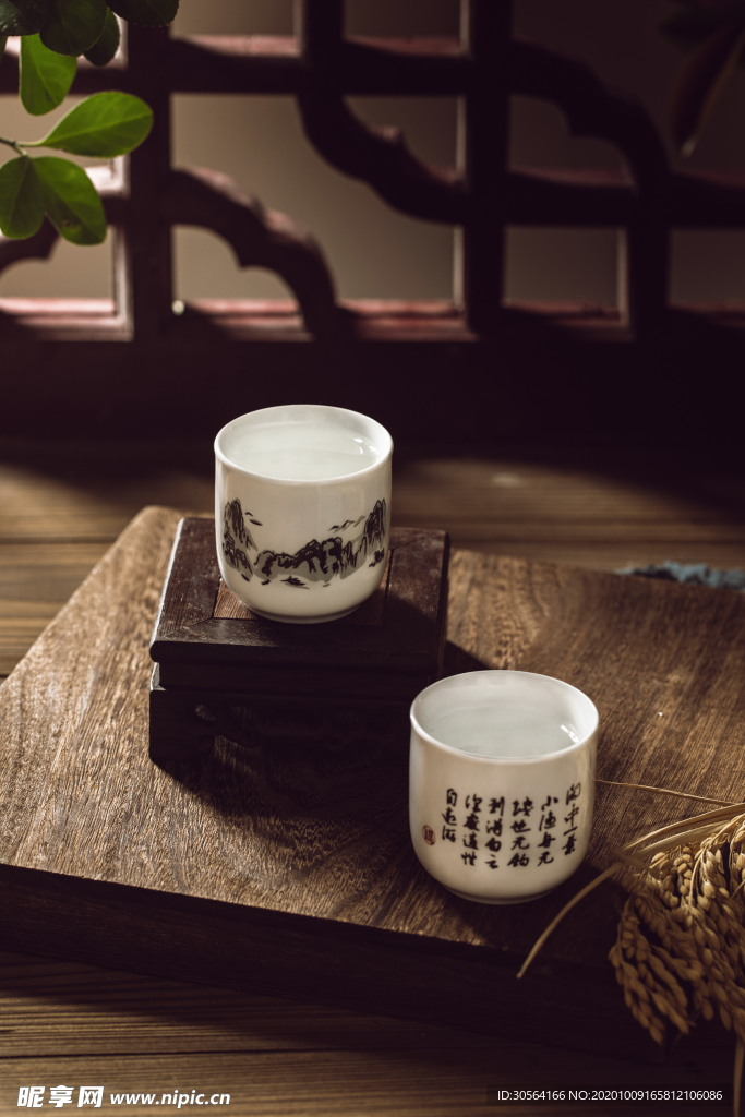 白酒酒杯瓷杯背景海报素材