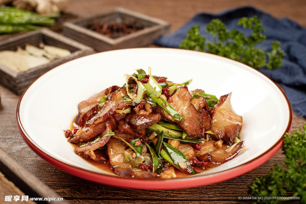 大葱炒腊肉美食食材背景海报素材