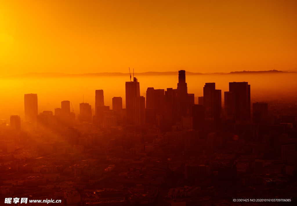 城市日落剪影照片