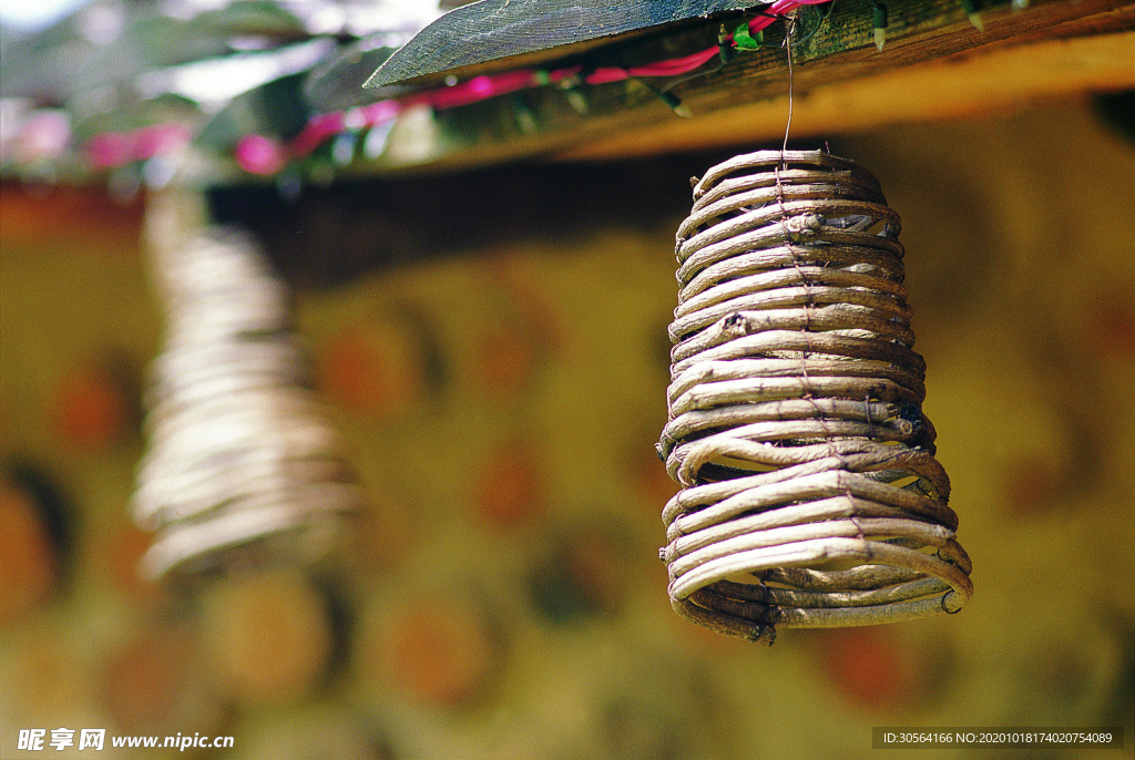 树藤线圈屋檐复古背景海报素材