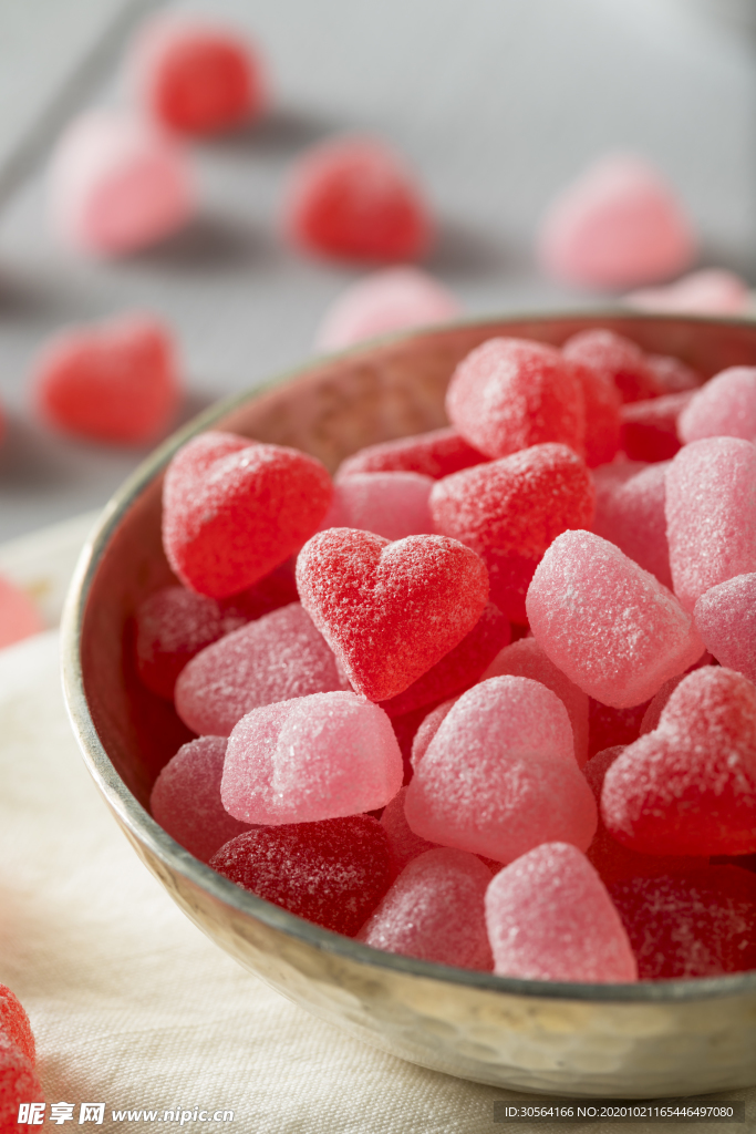 爱心软糖零食休闲背景海报素材
