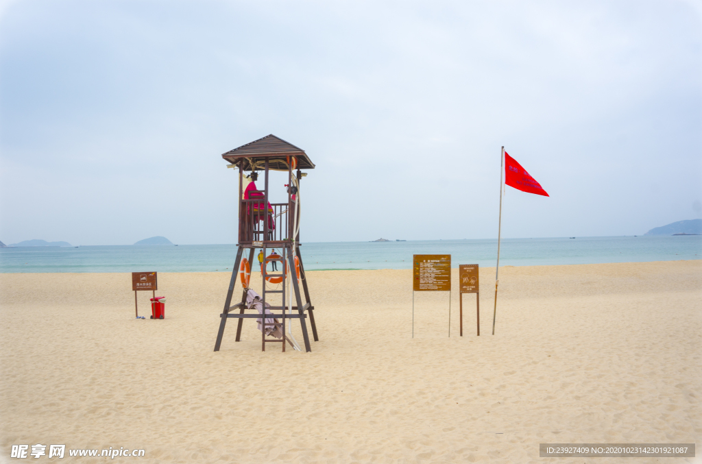 海滩和救生塔