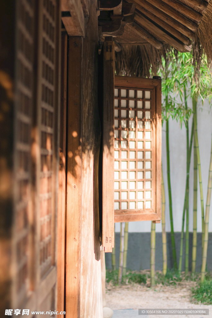 窗户中式复古建筑背景海报素材