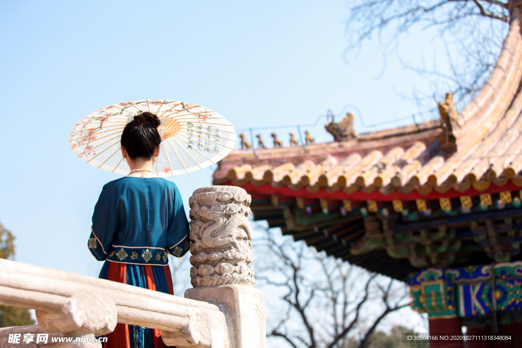 桥边姑娘人物旅游旅行背景素材