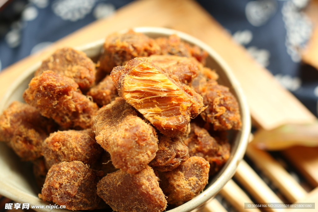 牛肉粒零食美食背景海报素材