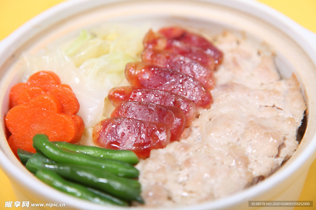 马蹄肉饼配时蔬煲仔饭