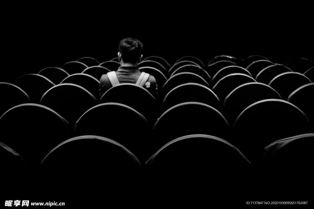 孤独电影院背影