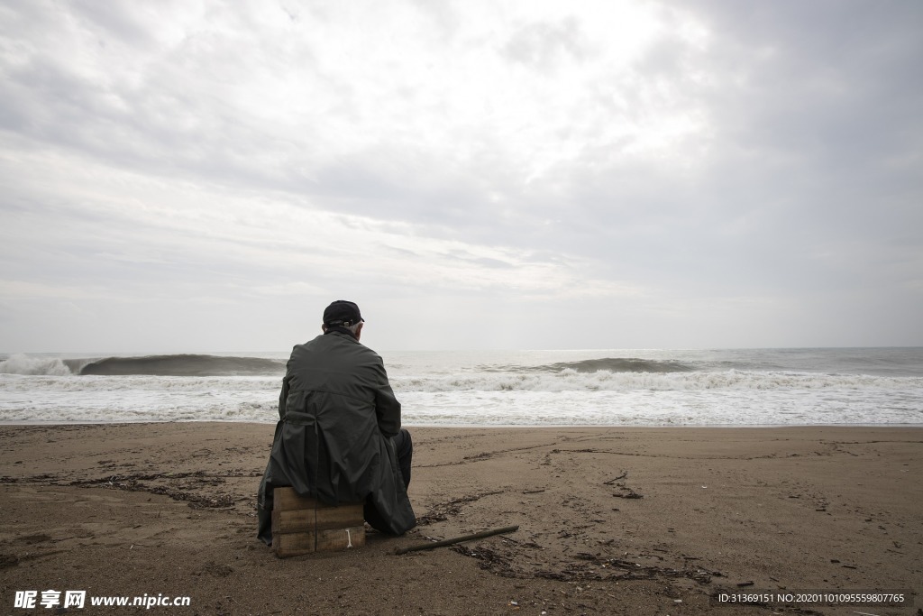 海边的老者