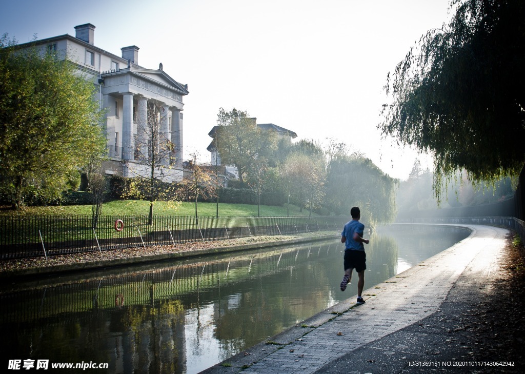 河边跑步的男性