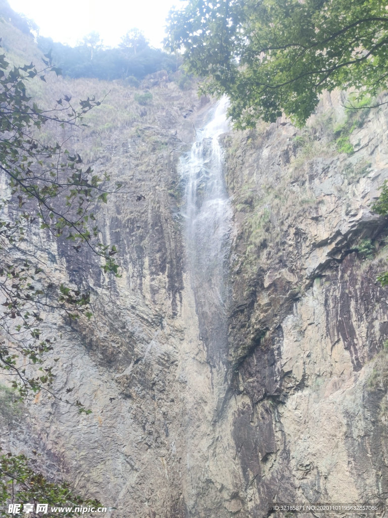 青田石门洞景区石门飞瀑