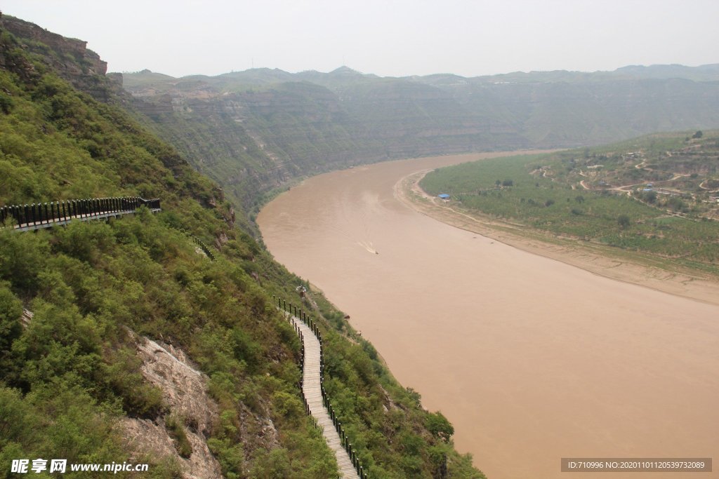 乾坤湾黄河畔的悬崖峭壁黄河栈道