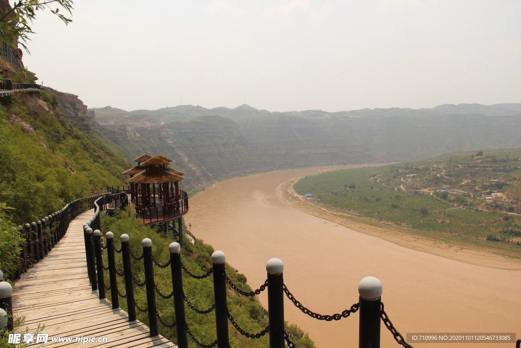 乾坤湾黄河畔的悬崖峭壁黄河栈道