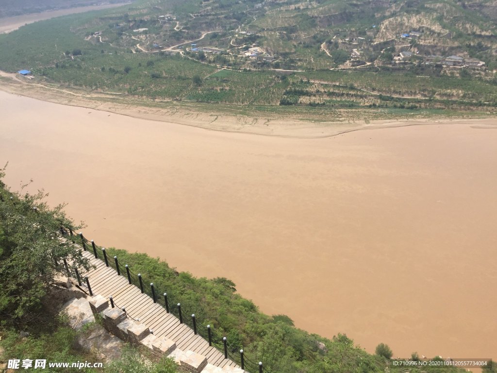 乾坤湾黄河畔的悬崖峭壁黄河栈道
