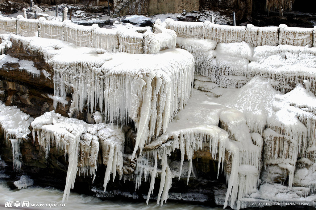 黄河壶口瀑布结冰