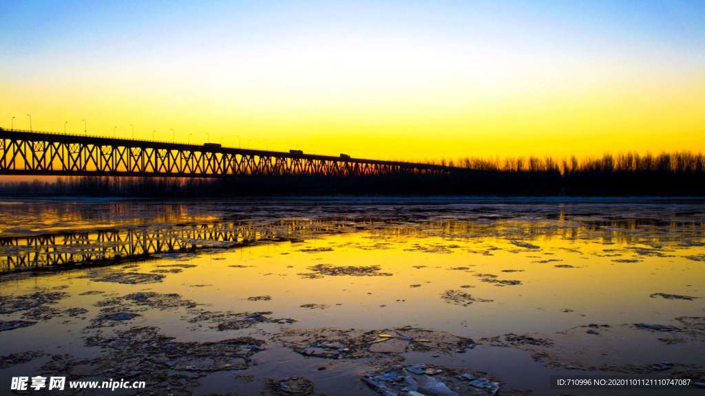 黄河日出流冰溢彩
