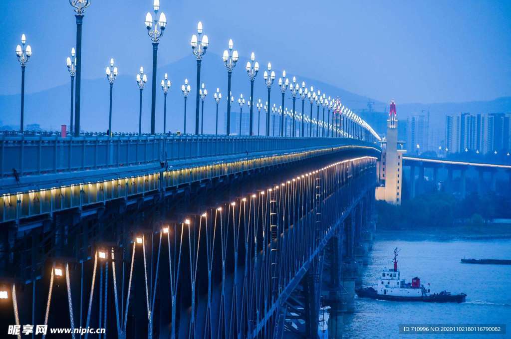 南京长江大桥全线亮灯