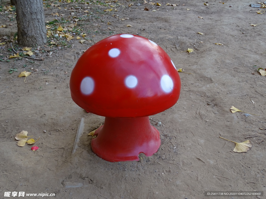 红色蘑菇雕塑