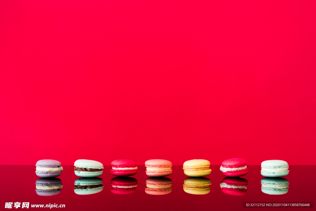 各色夹心饼干红色背景