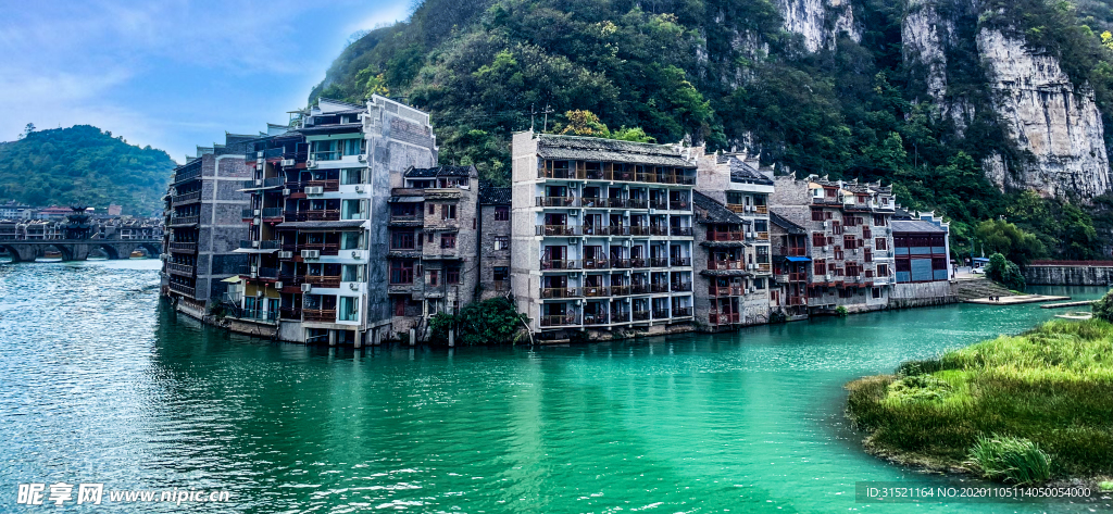 古镇江边旅馆拍摄图