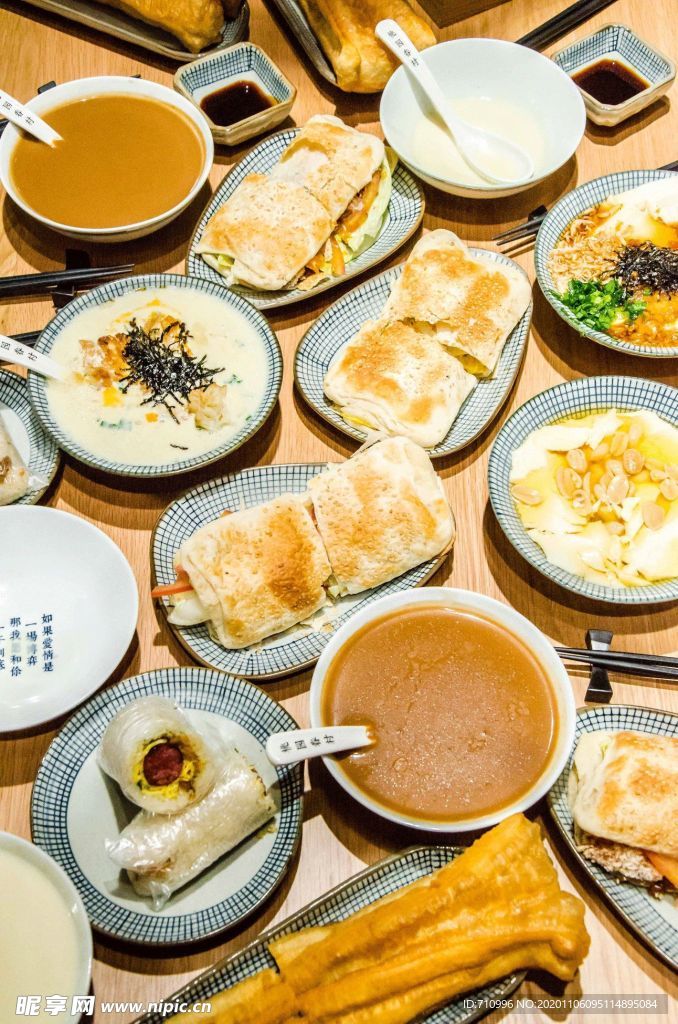 一桌丰盛的早餐