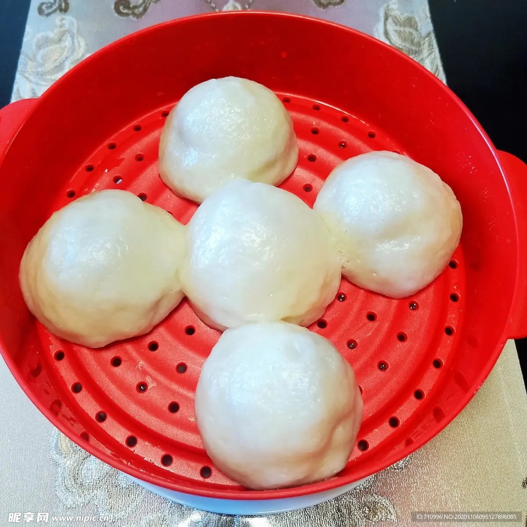 刚出锅的熟豆沙包