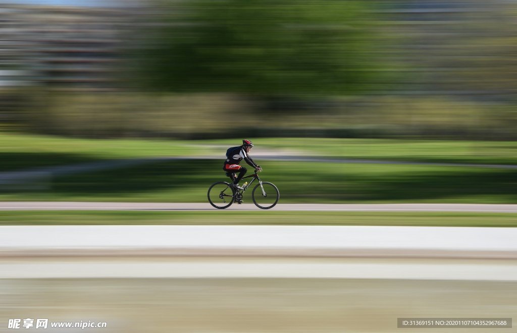 骑自行车的男性