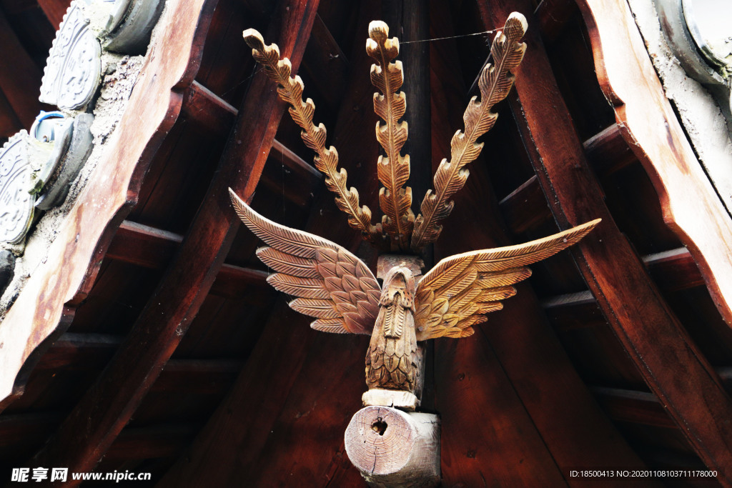 古建筑房檐木雕