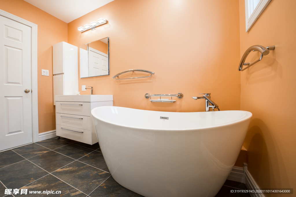 白色陶瓷浴缸 浴室 装修 内部