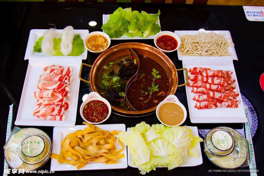 涮火锅新鲜羊肉卷