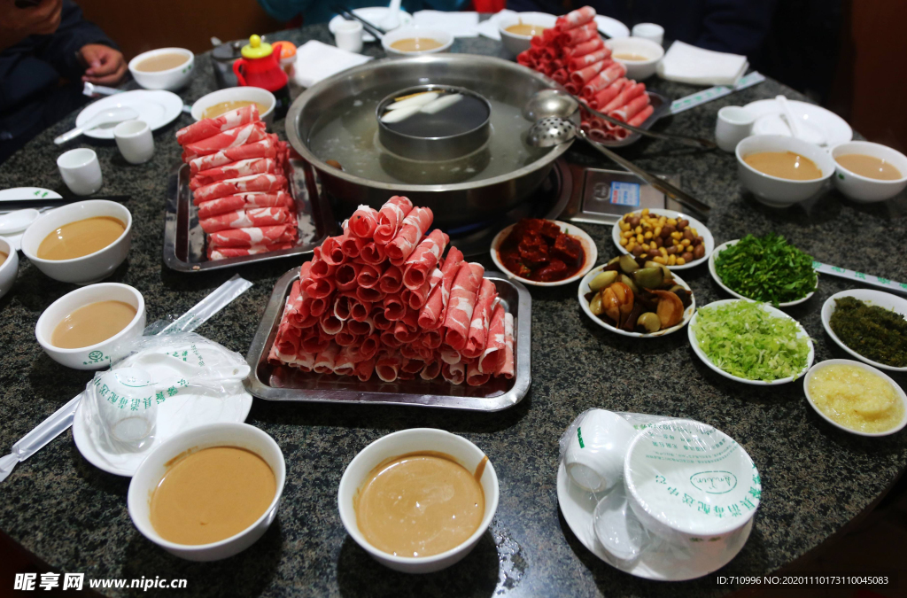 涮火锅新鲜羊肉卷