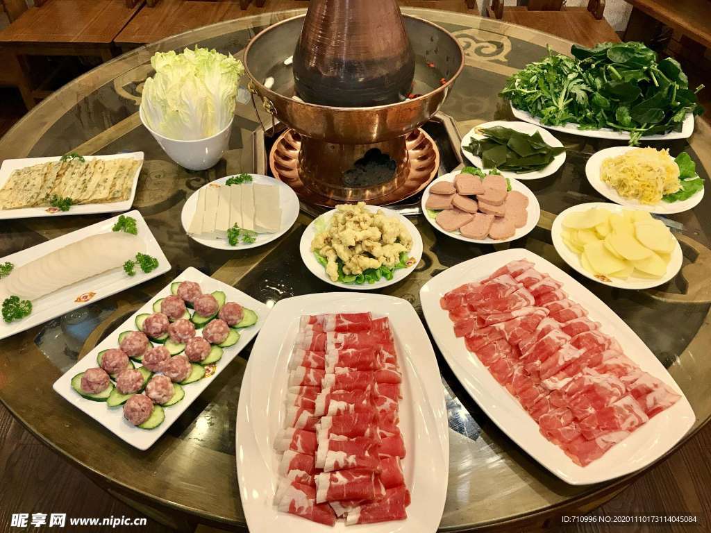 涮火锅新鲜羊肉卷