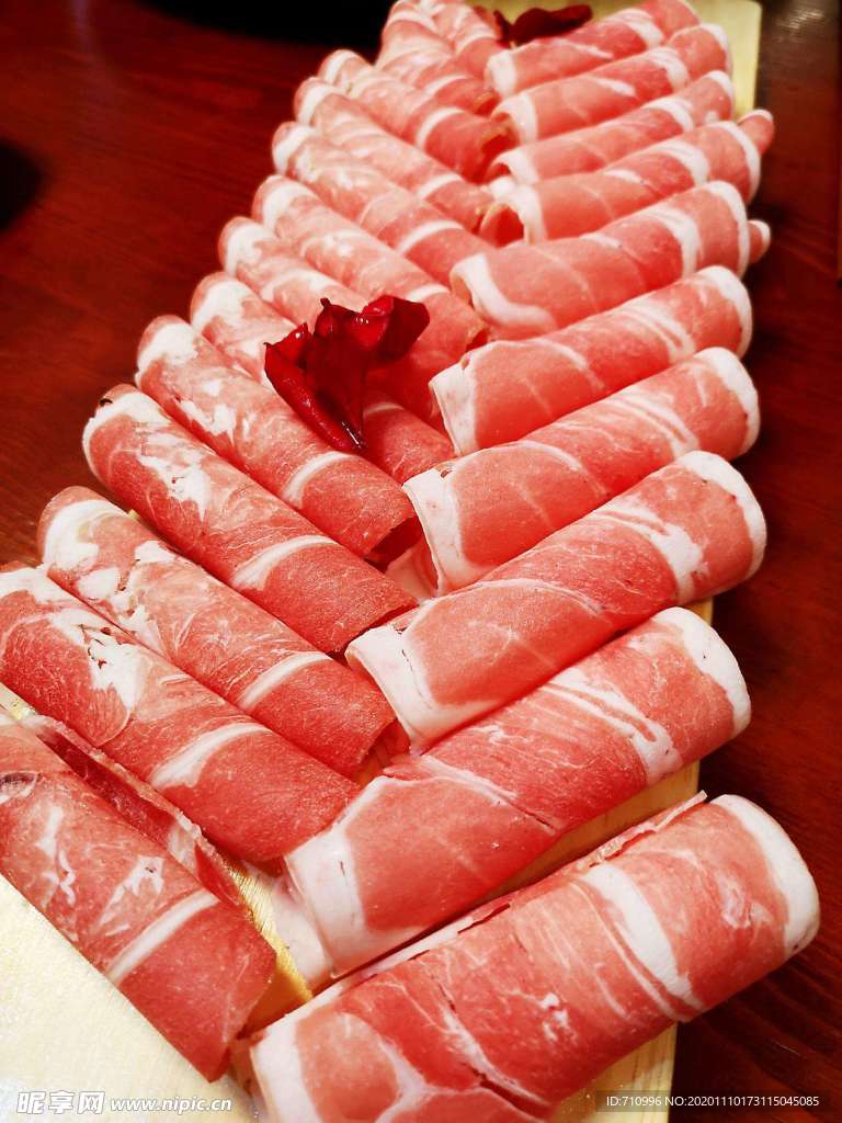 涮火锅新鲜羊肉卷