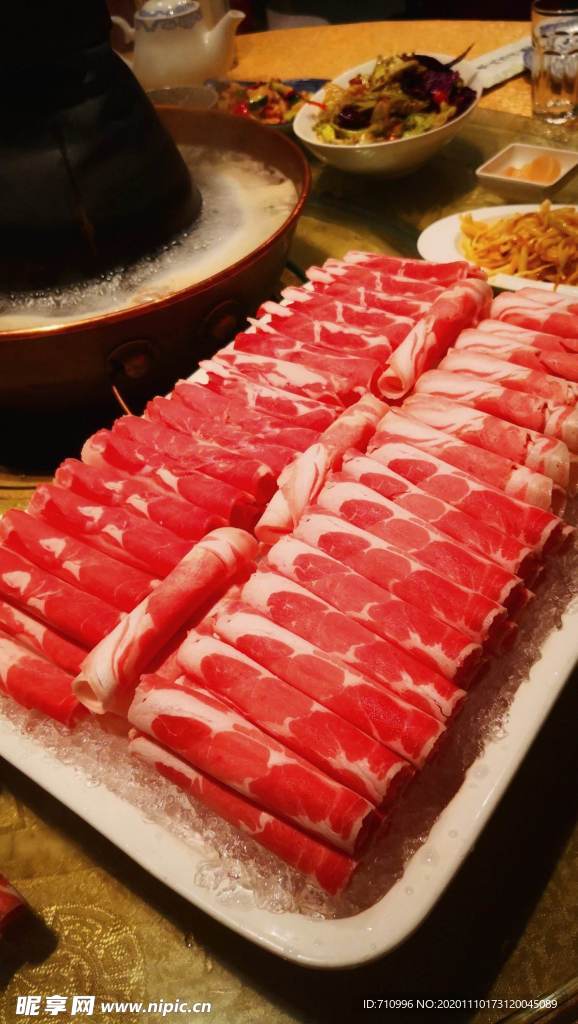 涮火锅新鲜羊肉卷