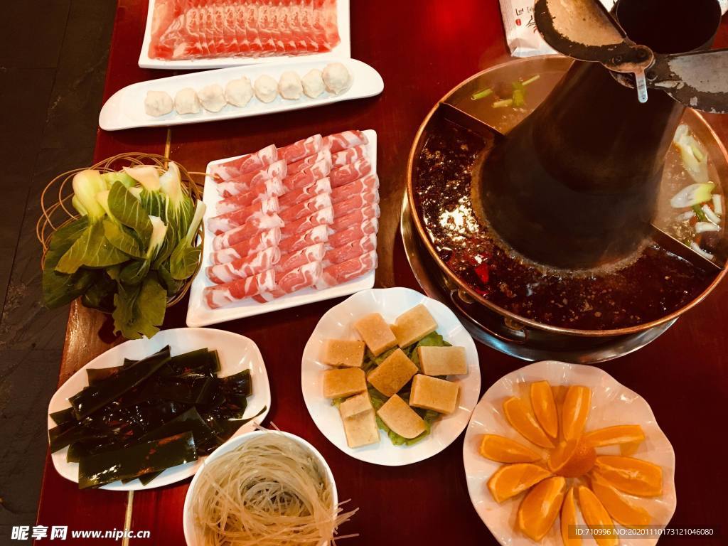 涮火锅新鲜羊肉卷