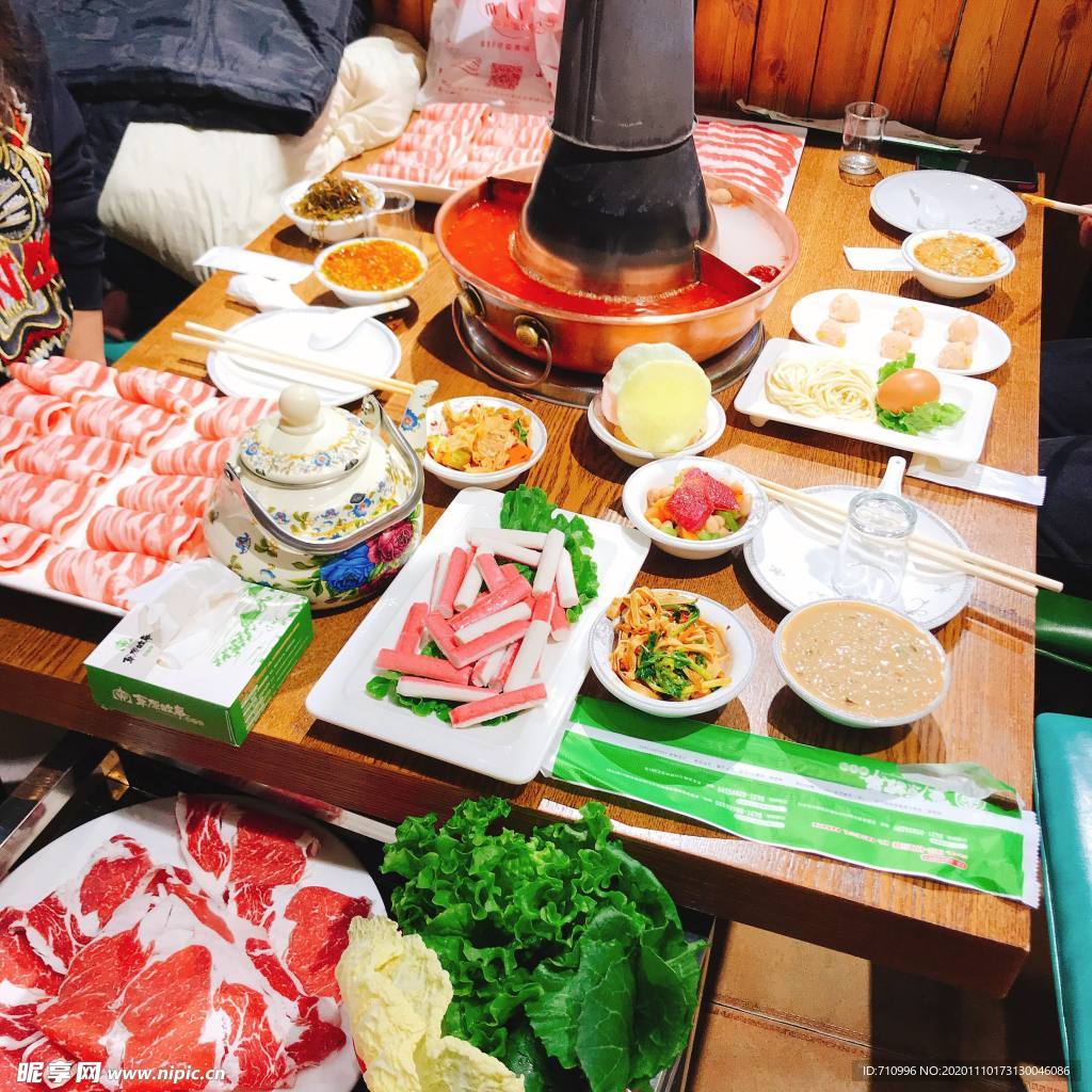 涮火锅新鲜羊肉卷