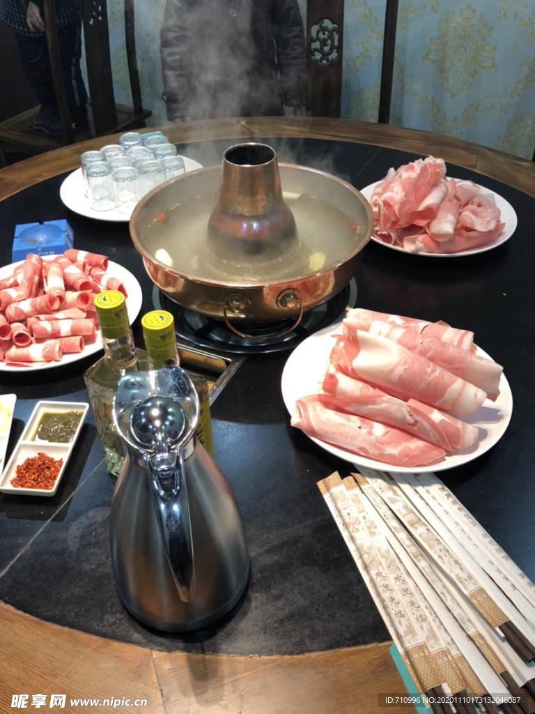 涮火锅新鲜羊肉卷