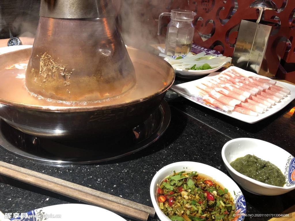 涮火锅新鲜羊肉卷