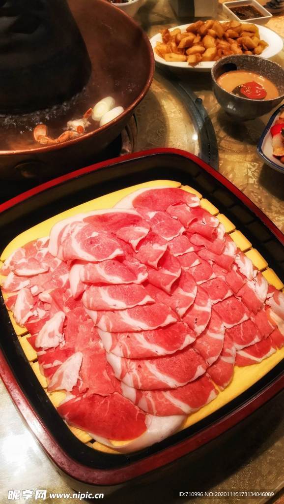 涮火锅新鲜羊肉卷