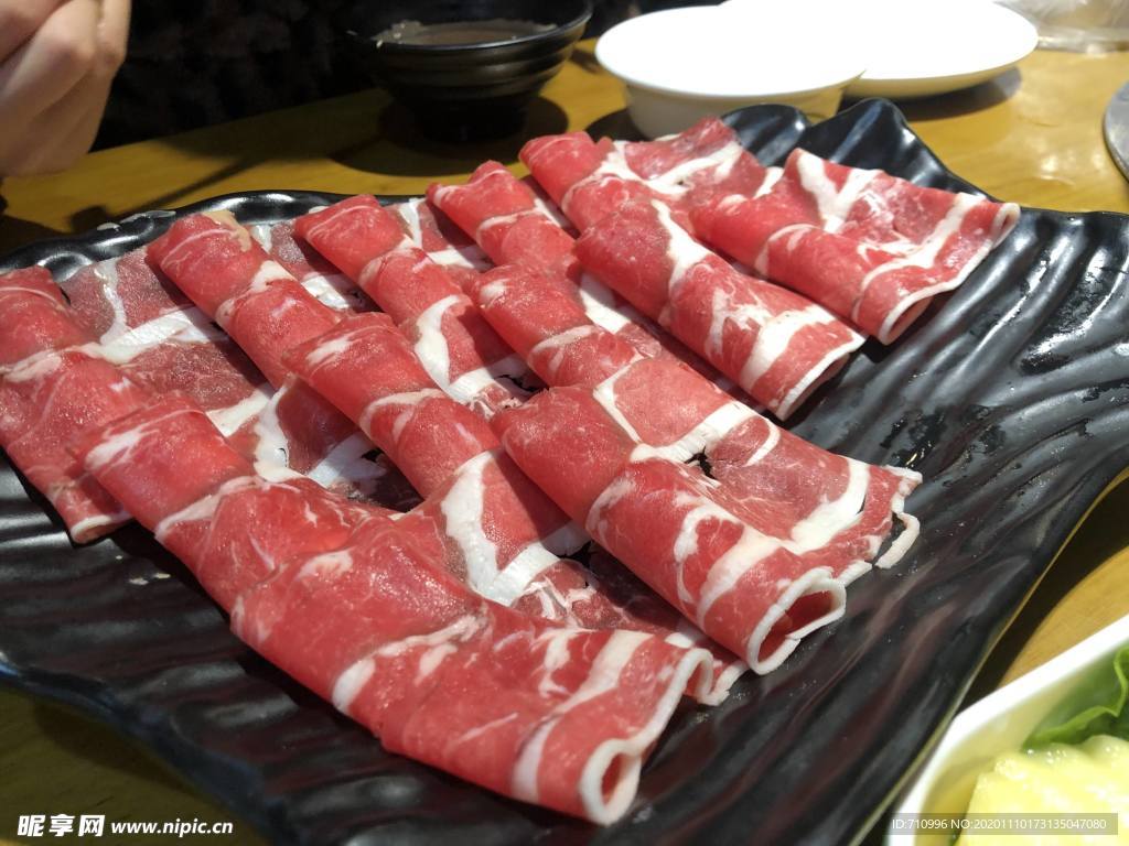 涮火锅新鲜羊肉卷