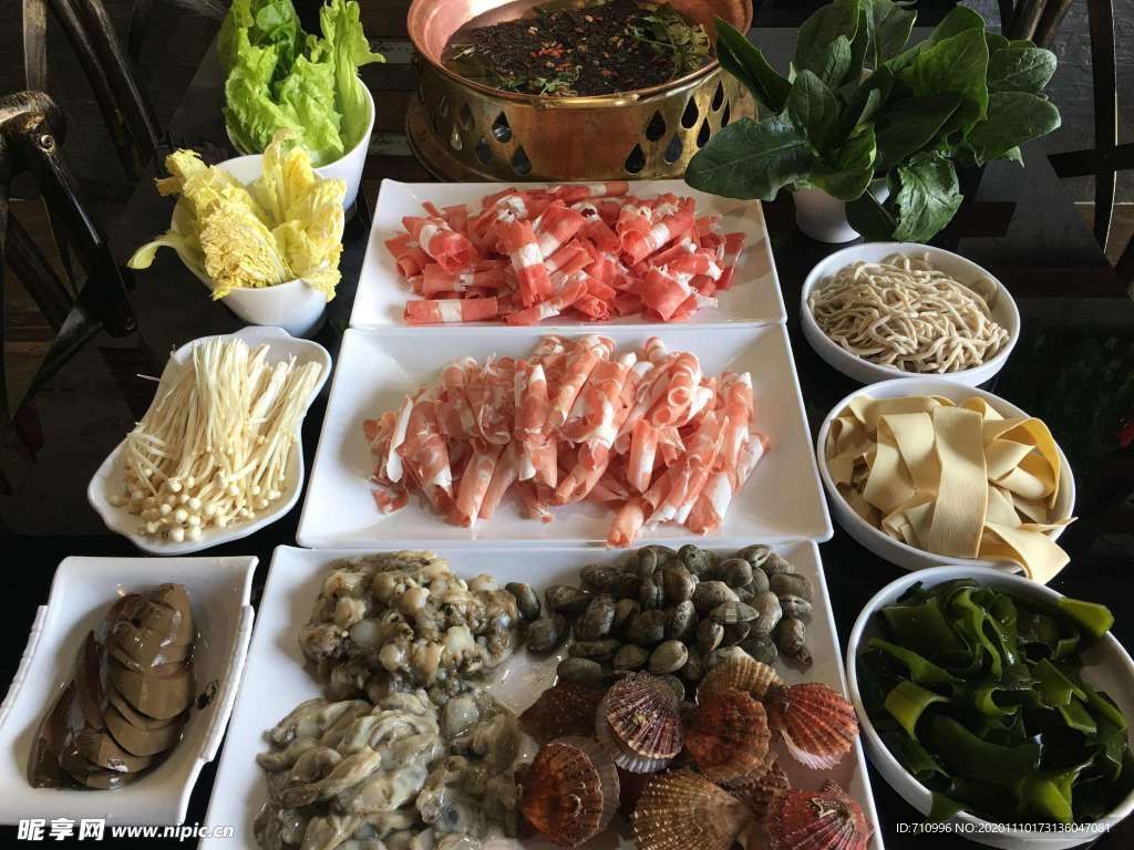 涮海鲜火锅新鲜羊肉卷