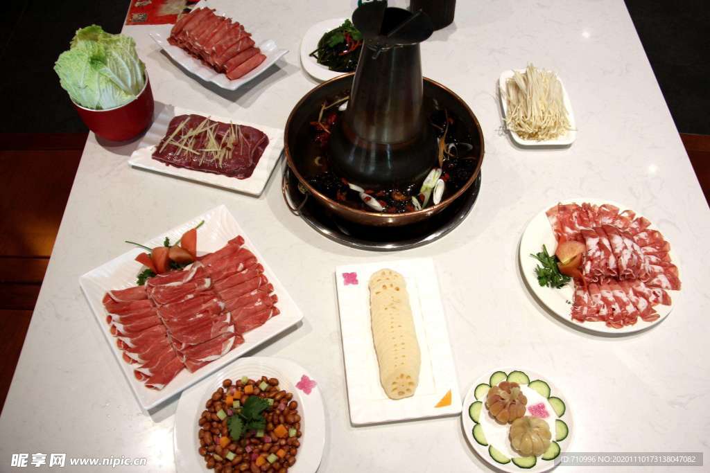 涮火锅新鲜羊肉卷