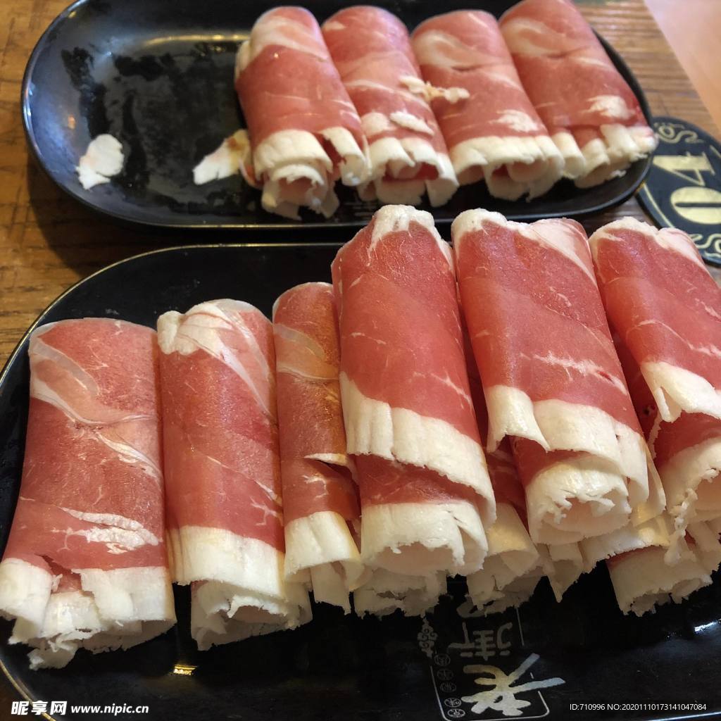 涮火锅新鲜羊肉卷