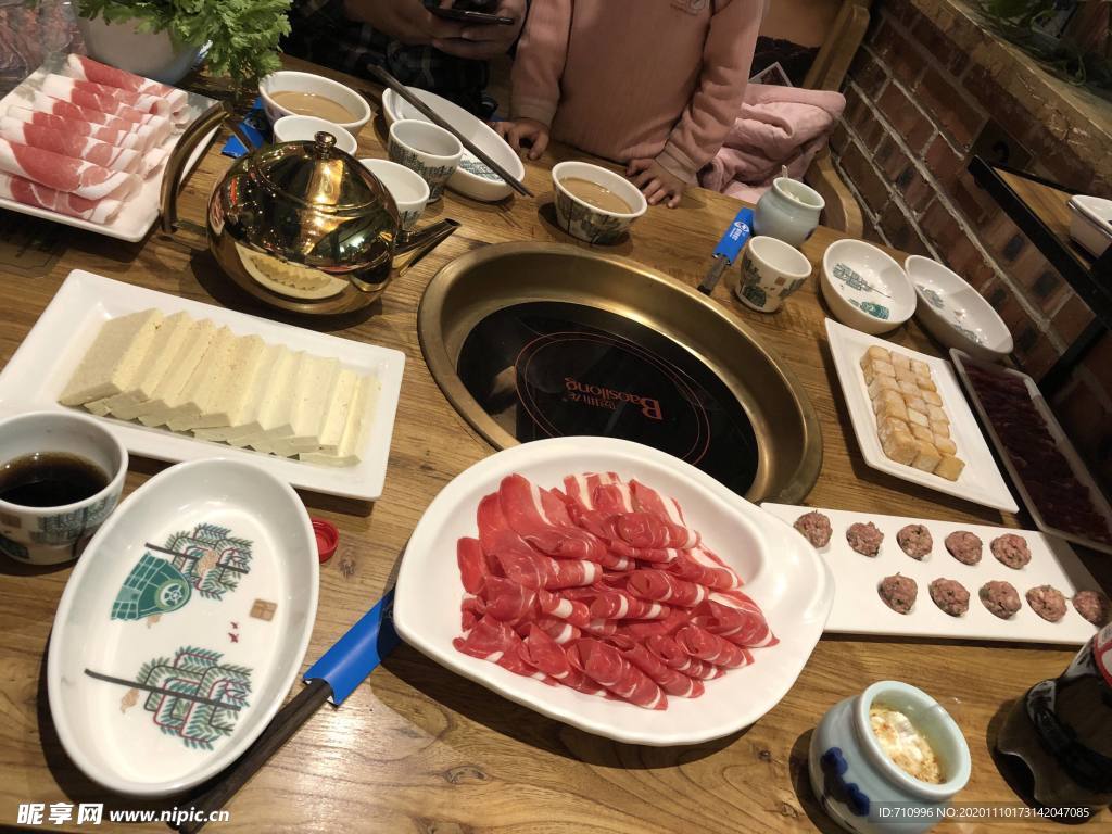 涮火锅新鲜羊肉卷