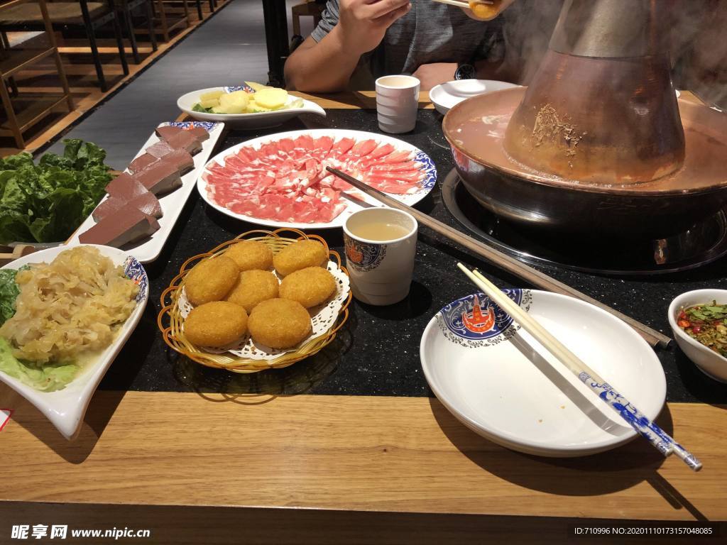 涮火锅新鲜羊肉