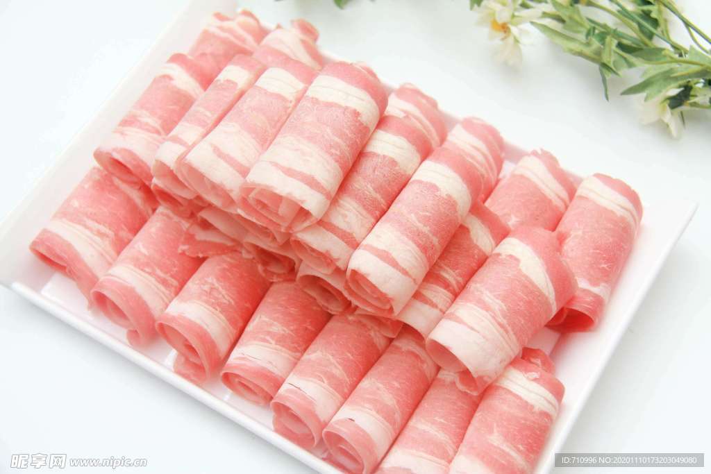 涮火锅新鲜羊肉卷