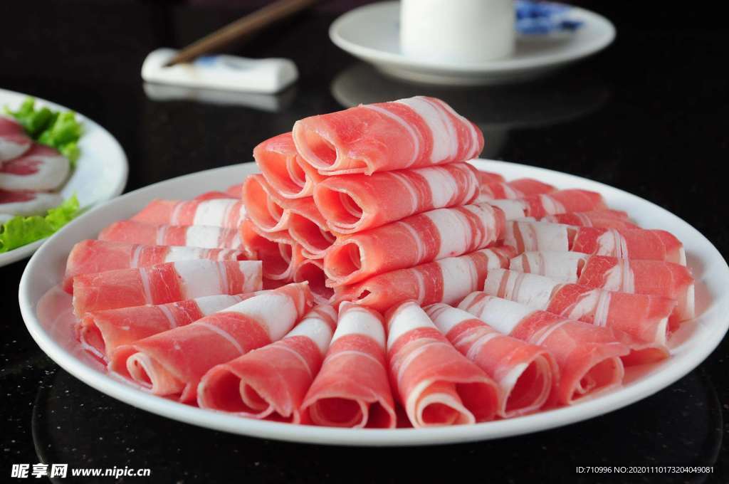 涮火锅新鲜羊肉卷