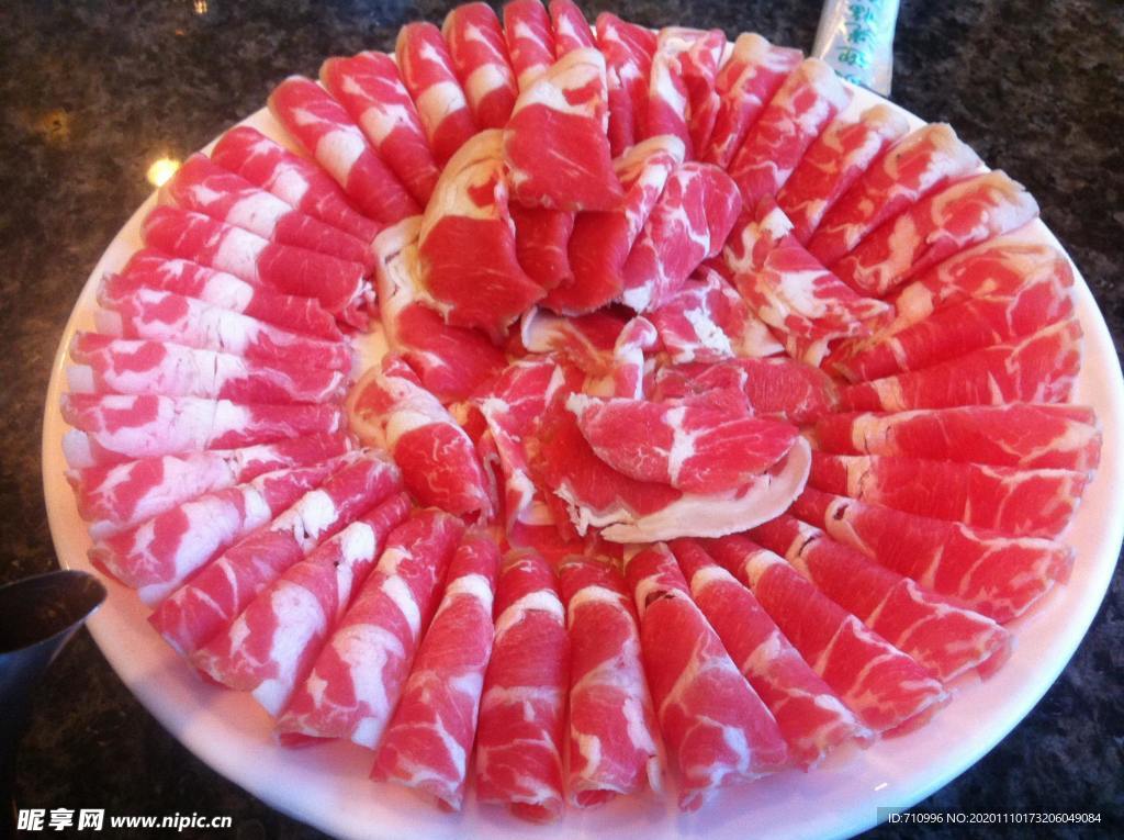 涮火锅新鲜羊肉卷