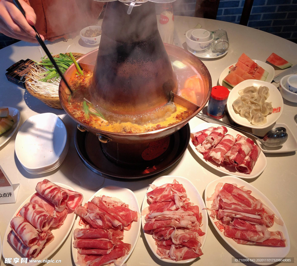 涮火锅新鲜羊肉卷