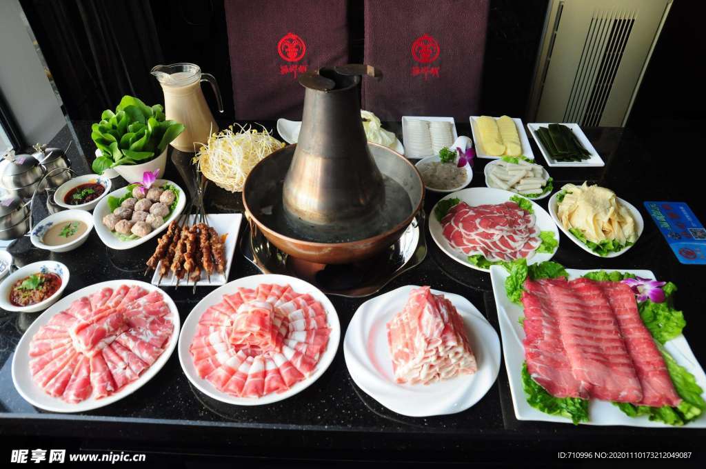 涮火锅新鲜羊肉卷